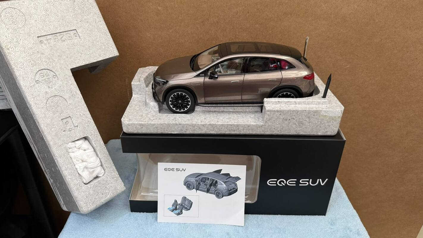 1/18 EŞSİZ RENGE SAHİP MODEL 